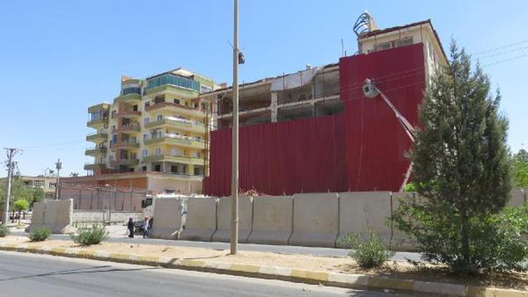 Midyatta bombalı saldırıda hasar gören Emniyet Müdürlüğü binası saç levhalar ile kapatıldı