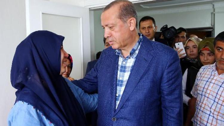 Cumhurbaşkanı Erdoğan, 15 Temmuz şehitlerinin ailelerini ziyaret etti