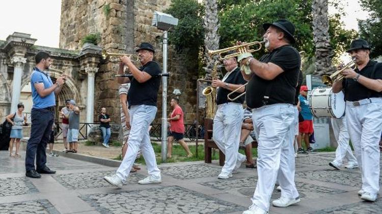 Darbeye karşı müzik sokakta