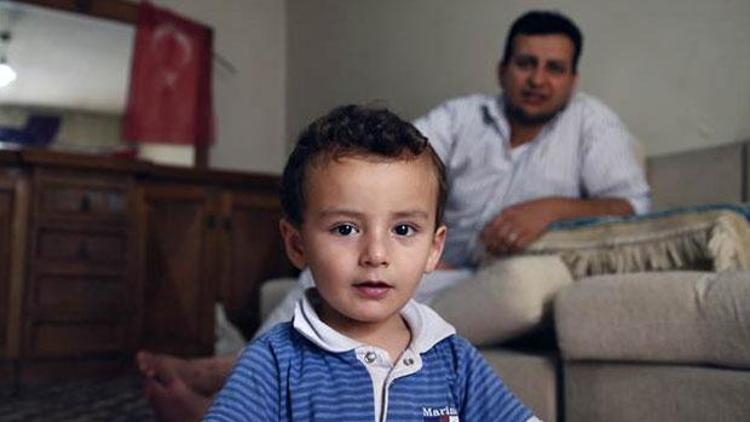Suriyeli kalp cerrahı otistik çocuğu için terzilik yapıyor
