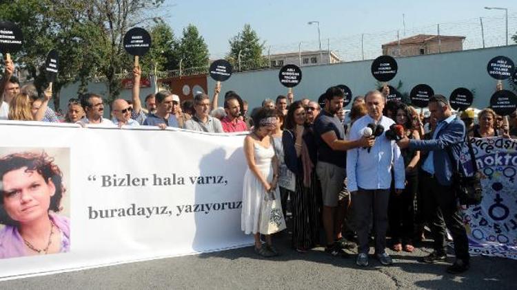 Tutuklu Yazar Aslı Erdoğan için Özgürlük Nöbeti