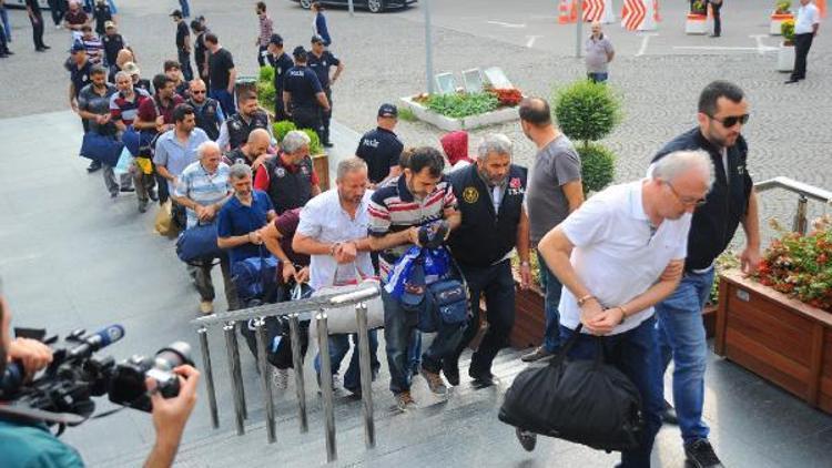 Bursa’da FETÖ/PDY operasyonunda gözaltına alınan 50 polis ve 5 ‘emniyet imamı’ adliyeye sevk edildi