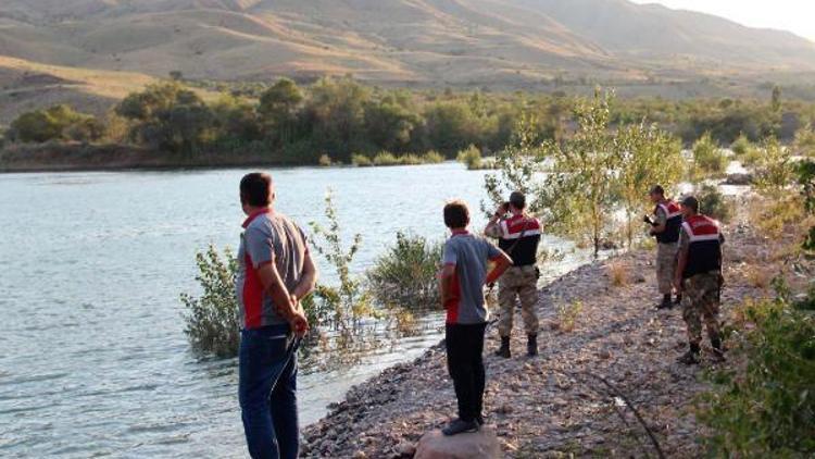 Kızlarını kurtarmak isterken boğuldu