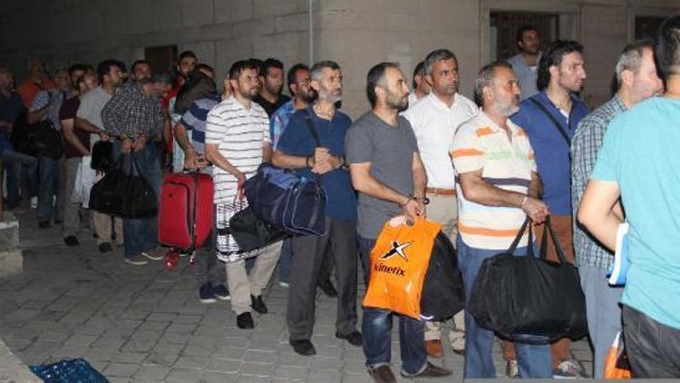 Bursa’da FETÖ/PDY operasyonunda gözaltına alınan 50 polis ve 5 ‘emniyet imamı’ adliyeye sevk edildi (2)