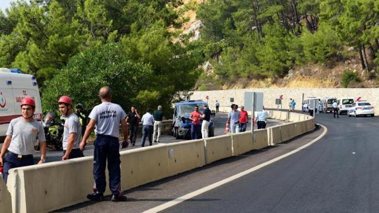 Antalyada jandarma minibüsüne bombalı saldırı: 2 yaralı (2)