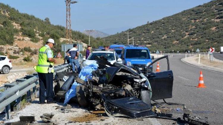 Korkutelide otomobille kamyon çarpıştı: 1 ölü, 1 yaralı