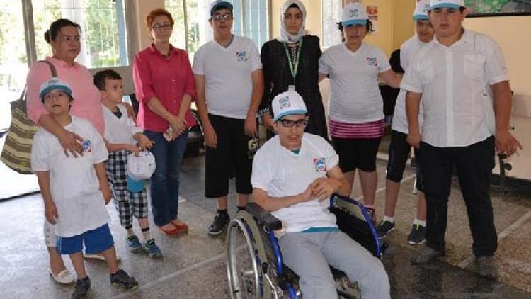 Melikgazi Belediyesi engelli öğrencileri arkeoloji müzesinde gezdirdi