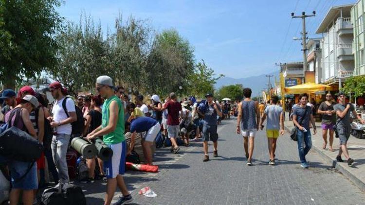 Binlerce kişi Zeytinli Rock Festivali için Edremite akın ediyor