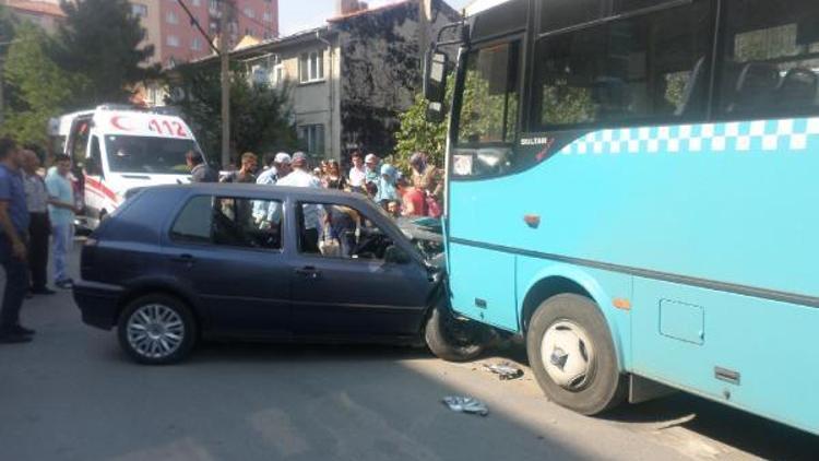 Halk otobüsü ile otomobil çarpıştı: 10 yaralı