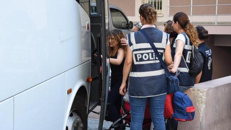 İzmirde 12 adliye çalışanı tutuklandı