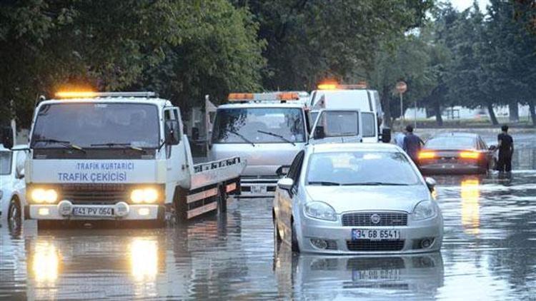 İstanbulda yol çöktü: 10 araç hasar gördü
