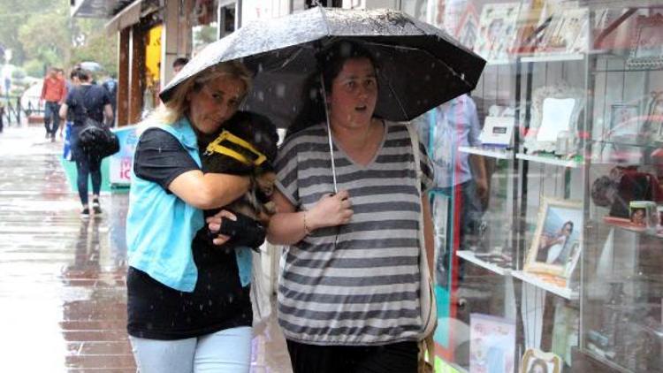 Zonguldakta sağanak yağmur nedeniyle iş yerlerini su bastı