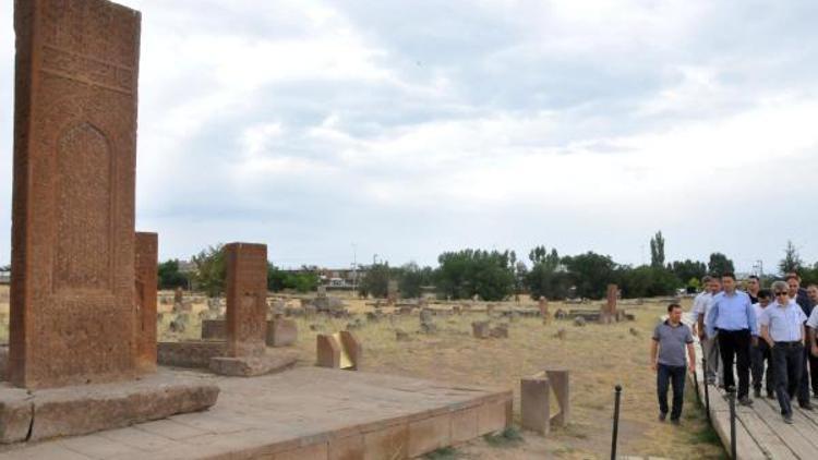 Bitlis Valisi Çınar, Malazgirti tarihli Selçuklu Mezarlığında anlattı