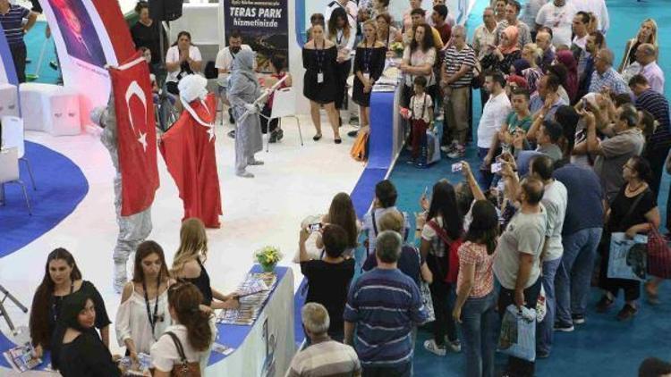 Bayraklı standında soğuk heykel gösterisi