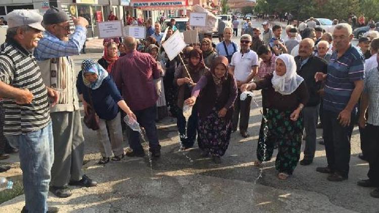 Elmadağda musluklardan akan çamurlu su eylemi