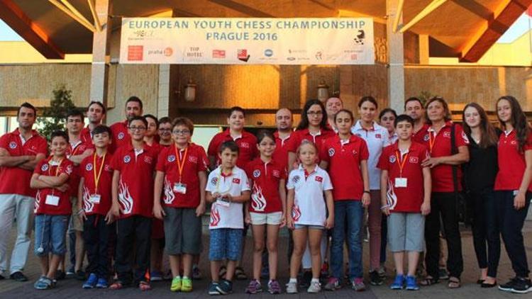 Genç milli satranç sporcuları Türk bayrağını Pragda dalgalandırdı