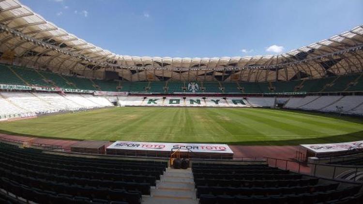 Konya Büyükşehir Belediye Stadyumunun zemini bakıma alındı