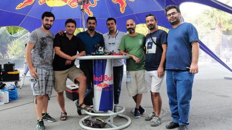 İzmir Enternasyonal Fuarında kıran kırana drone yarışı