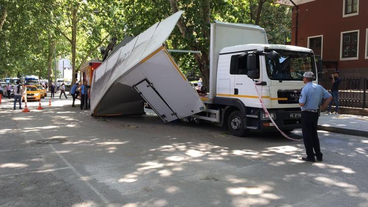 Ağaca takıldı otomobilin üzerine devrildi