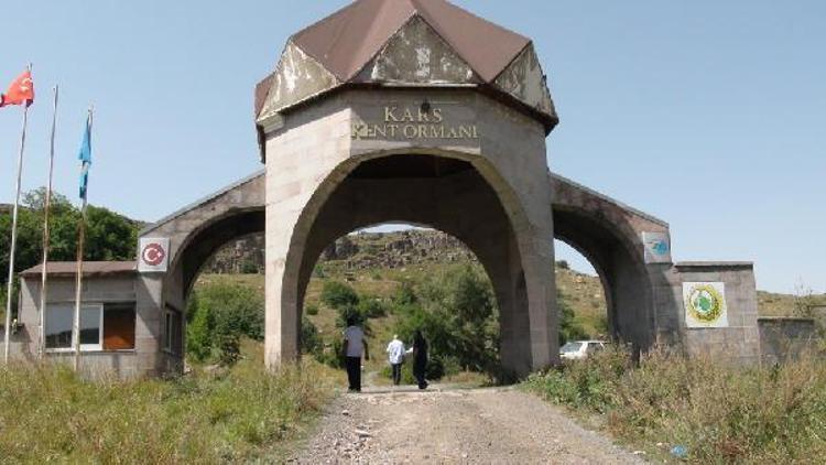 Kent ormanından 50 torba çöp topladılar