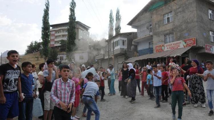 Hakkaride su eylemi yapan kadınları polis müdürü ikna etti