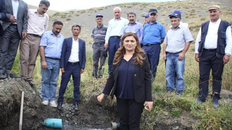 Hakkaride su eylemi yapan kadınları polis müdürü ikna etti (2)