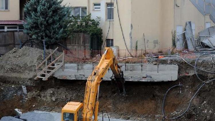 fotoğraflar//Okmeydanı Hastanesinde kaymaya karşı  iş makinalı önlem