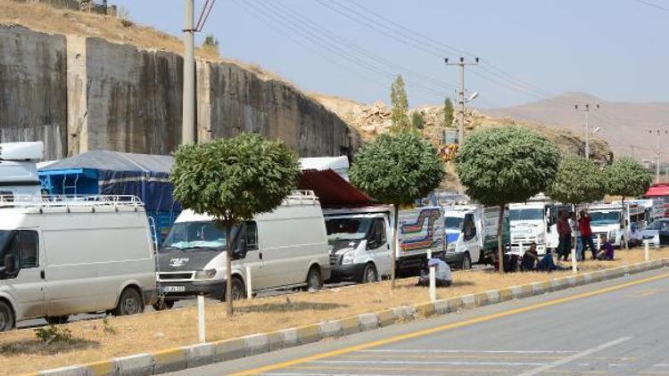 PKKlılar Bitliste yol kesti; 1 polis yaralı (2)