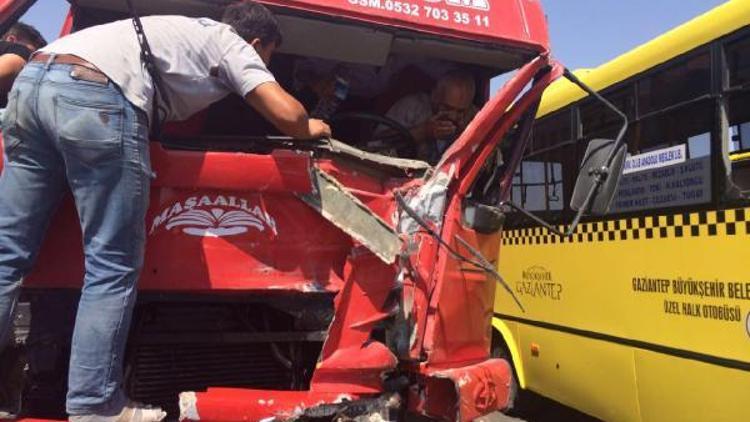 Gaziantepte yolcu midibüsü ile kamyon çarpıştı: 10 yaralı
