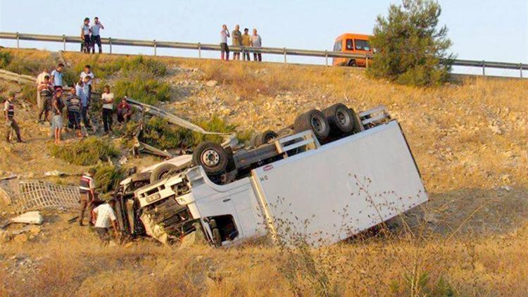 Minibüs ile kamyonet çarpıştı: 2 ölü, 5 yaralı