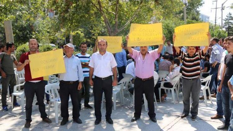 Tütünlerine el konulan çiftçiler, valilik bahçesinde eylem yaptı