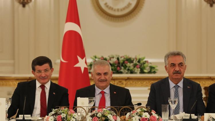 Başbakan Yıldırım, AK Partili eski bakanlarla buluştu