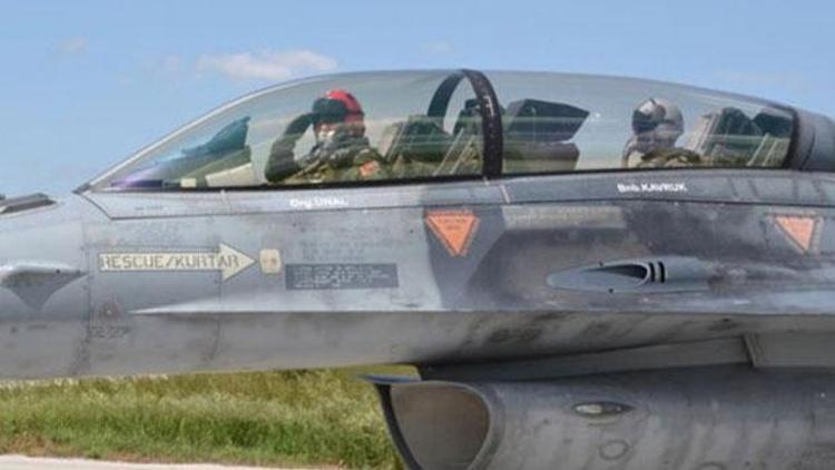 Hava Kuvvetleri Komutanı kendi kullandığı F-16 ile geldi