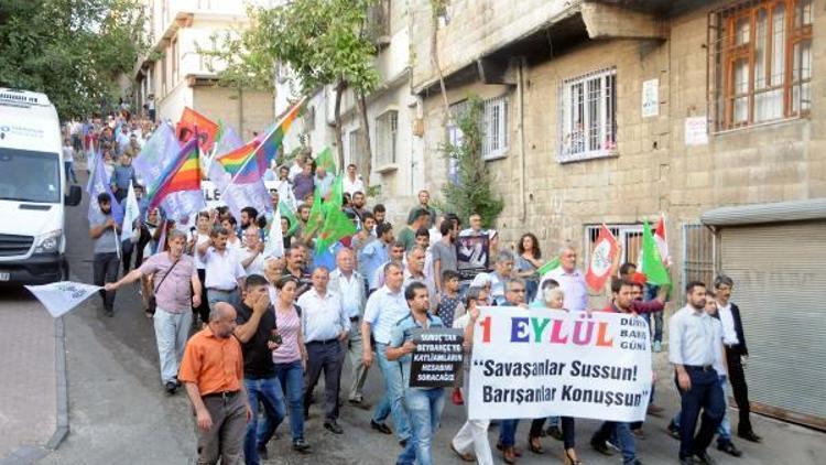 HDP’lilerden canlı bomba saldırısının yaşandığı sokakta barış çağrısı