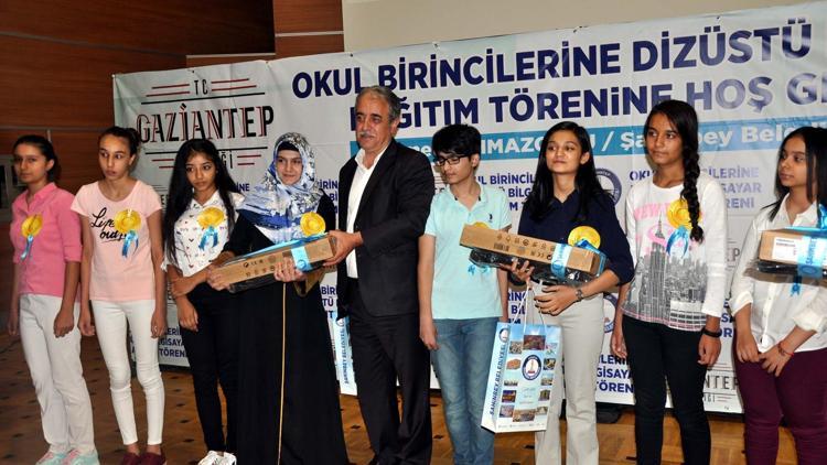 Gaziantep’te okul birincisi öğrencilere bilgisayar