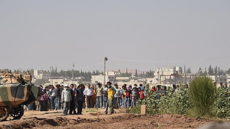 Suriye sınırında Suriyeli göstericiler Valiyi kızdırdı: Buraya kadar gelmemeli...