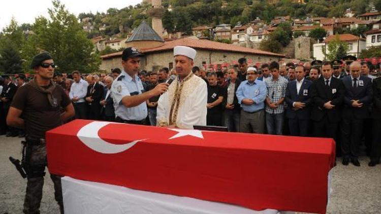 Diyarbakırda şüpheli aracı durdurmaya çalışan polis kazada şehit oldu (3)