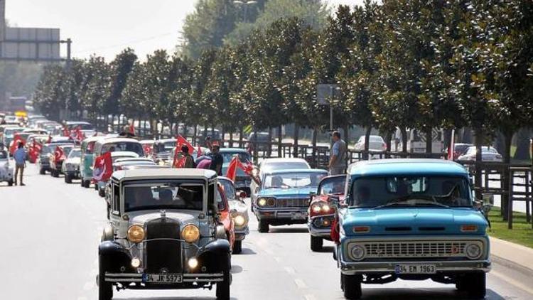 Klasik otomobilcilerden İzmire kurtuluş günü ziyareti