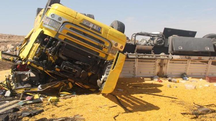 TIR ile yolca taşıyan minibüs çarpıştı: 1 ölü,  20 yaralı