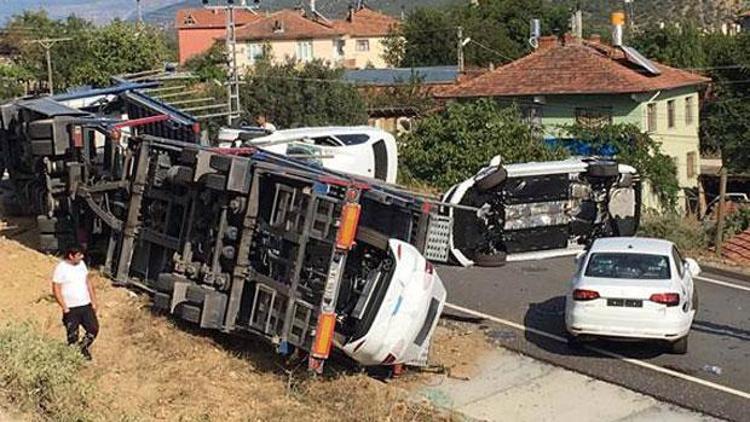 TIR devrildi, sıfır kilometre otomobiller pert oldu