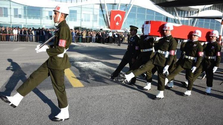 Şehit ağabeyini asker selamıyla karşıladı