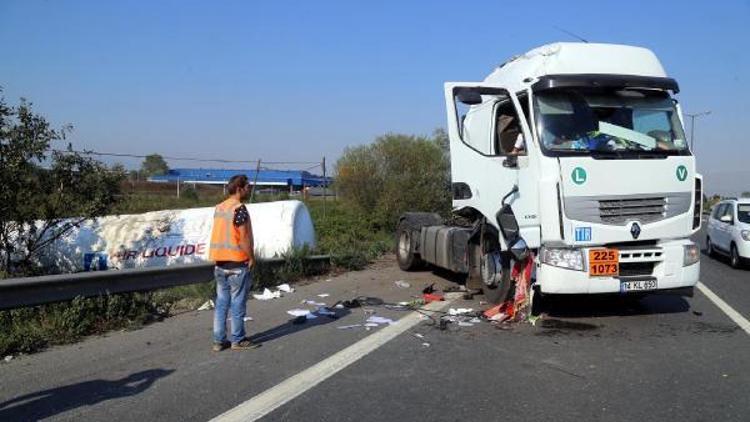 Bariyerlere çarpan oksijen yüklü tankerin sürücüsü yaralandı