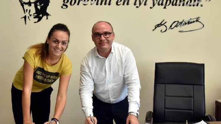 Salihlide Bulgar Boncheva imzaladı