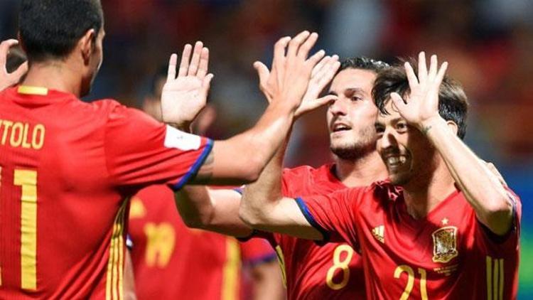 İspanya, gol yağdırarak başladı