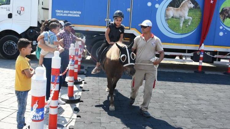 İzmirde Ponyli kurtuluş coşkusu