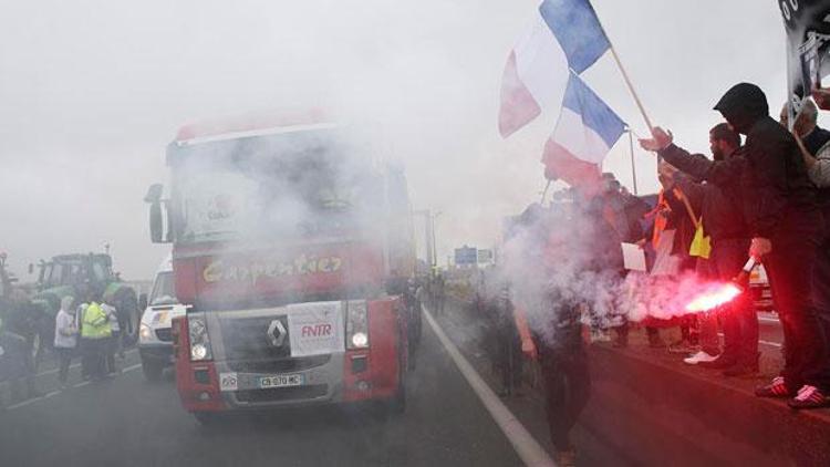 Calais’te mülteci karşıtı protesto