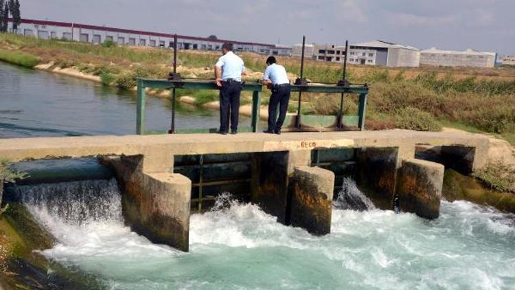 Terliğini almak isterken sulama kanalına düştü