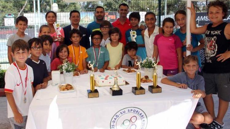 Adana Tenis, Dağ ve Su Sporları Kulübünde şampiyonluk ve kupa sevinci