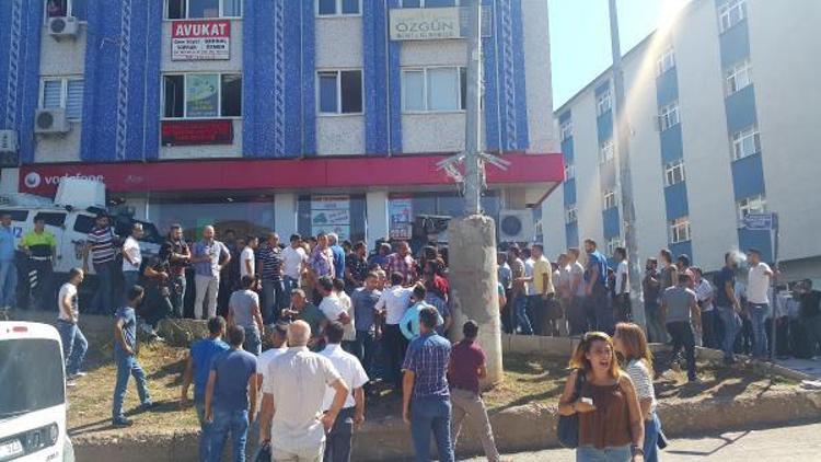 Tuncelide zırhlı polis aracının çarptığı kadın öldü, halk tepki gösterdi