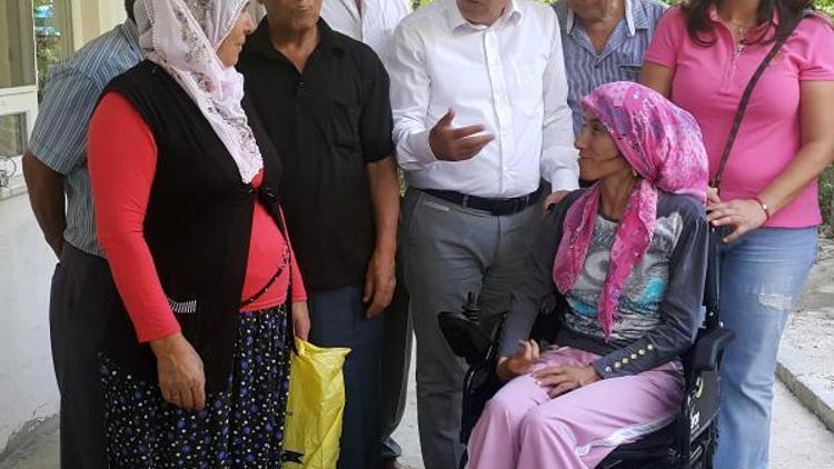 CHPli Çetin Arık,  Sevilaya akülü engelli sandalyesi verdi